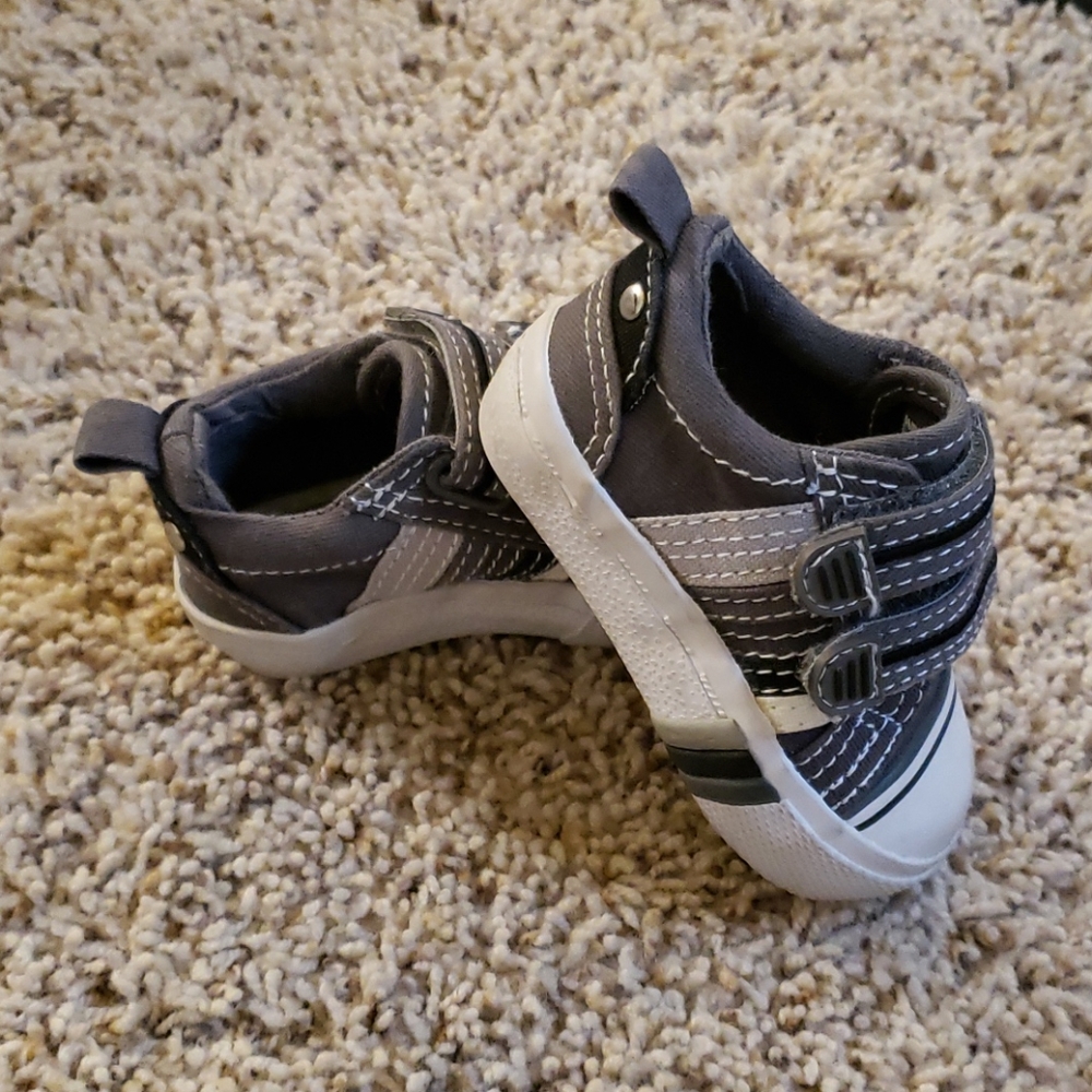 Koala Kids - gray & white tennis shoes